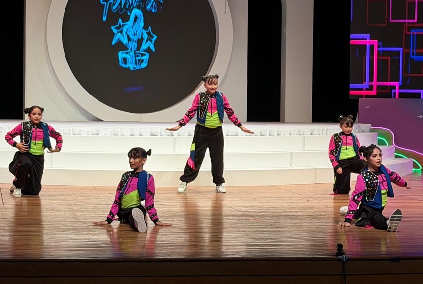 ✨Felix Fest “Be Yourself” 2026✨
Les compartimos parte de la magia que se vivió con el talento y corazón que pusieron nuestros alumnos este sábado 28 de febrero en el Metro. Verlos brillar y desarrollarse en el escenario nos llena de orgullo y emoción🤩
Felicidades a todos nuestros artistas y sus familias, así mismo un reconocimiento especial a la Lic. Katty Marón por tan increíble producción, al Profe Rafael “Wachyz” por su acompañamiento y energía y a todo el equipo de staff por el apoyo💙🥰
#Somosfelix #artistas #Preescolar #Primaria #Secundaria Prepa Colegio