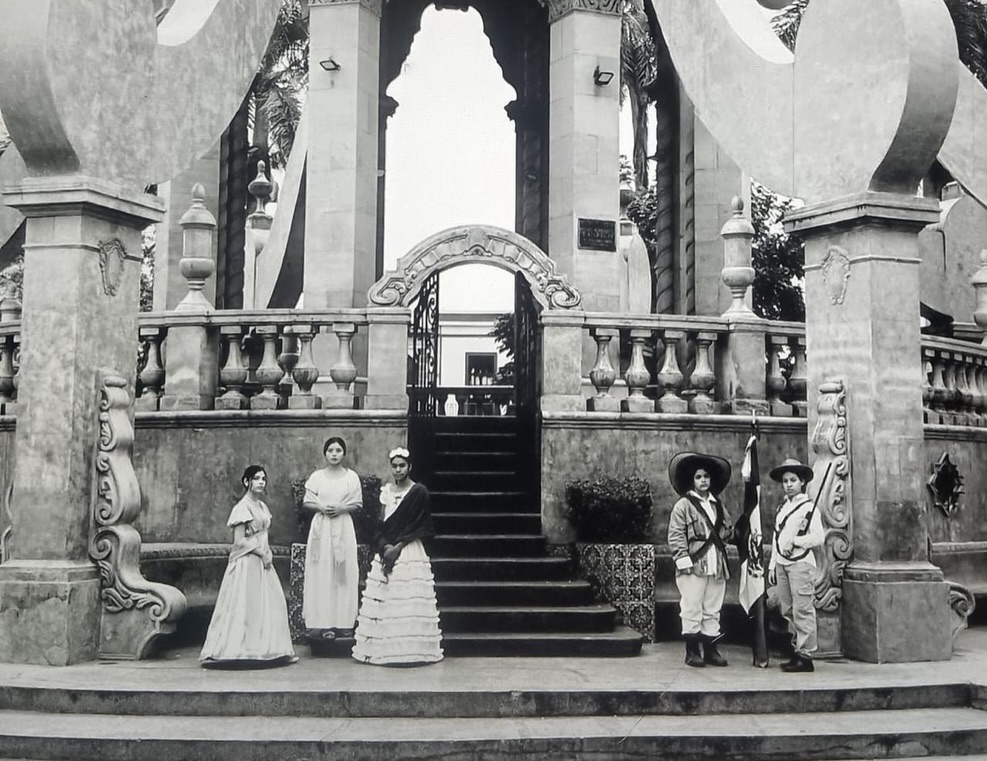 Huellas del pasado
Retratos creados por nuestros alumnos de segundo año de secundaria en los cuales se reflejan paisajes del Titanic, Porfiriato, ale Maximiliano, Exiliados españoles, Revolución Mexicana, Tlatelolco y Mujeres importantes de México y del mundo.
Honramos los proceso históricos en momentos del Mundo y de México. Felicitamos a nuestros jóvenes por una gran muestra artística y de investigación.
#Secundaria #SomosFélix #EducandoEnValores