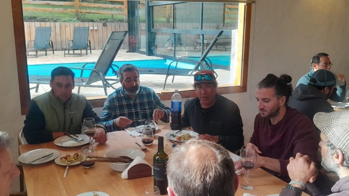 ALMUERZO ANUAL AGP
Hoy celebramos el almuerzo anual de la AGP.
Tuvimos el honor de contar con la presencia de algunos socios fundadores de la primera asociación, de hace más de 25 años atrás, quienes nos alentaron a seguir adelante con esta grata tarea.
Hubo asado de los buenos, postre, un clima súper distendido entre amigos y colegas y, por supuesto, no faltó el tema de pesca en la conversación...
Como cierre especial, hicimos la entrega de títulos a los nuevos guías que rindieron sus exámenes esta última temporada. ¡Bienvenidos al oficio!
Gracias a todos los que se acercaron a compartir este día, y un agradecimiento a quienes se pusieron al hombro la organización de una jornada tan redonda, en especial a @wllodge por ceder generosamente el espacio.
Un aplauso para todos 👏👏👏