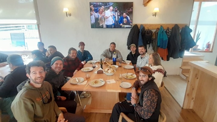ALMUERZO ANUAL AGP
Hoy celebramos el almuerzo anual de la AGP.
Tuvimos el honor de contar con la presencia de algunos socios fundadores de la primera asociación, de hace más de 25 años atrás, quienes nos alentaron a seguir adelante con esta grata tarea.
Hubo asado de los buenos, postre, un clima súper distendido entre amigos y colegas y, por supuesto, no faltó el tema de pesca en la conversación...
Como cierre especial, hicimos la entrega de títulos a los nuevos guías que rindieron sus exámenes esta última temporada. ¡Bienvenidos al oficio!
Gracias a todos los que se acercaron a compartir este día, y un agradecimiento a quienes se pusieron al hombro la organización de una jornada tan redonda, en especial a @wllodge por ceder generosamente el espacio.
Un aplauso para todos 👏👏👏